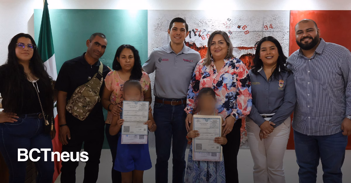 Articulo - Entrega Román Cota registro de nacimiento sin costo a dos niños