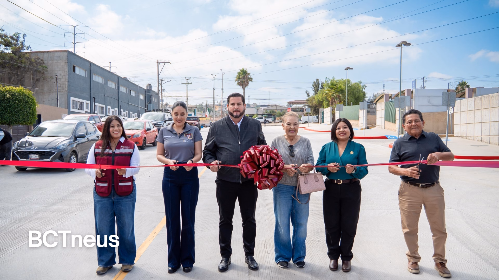 Articulo - Ismael Burgueño inaugura pavimentación en Lomas del Matamoros que beneficiará a más de 8 mil personas