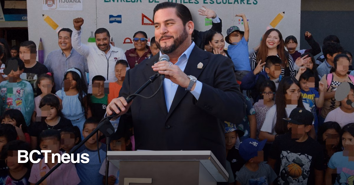 Articulo - “Juntos de Regreso a Clases": Burgueño entrega útiles escolares y vales de uniformes