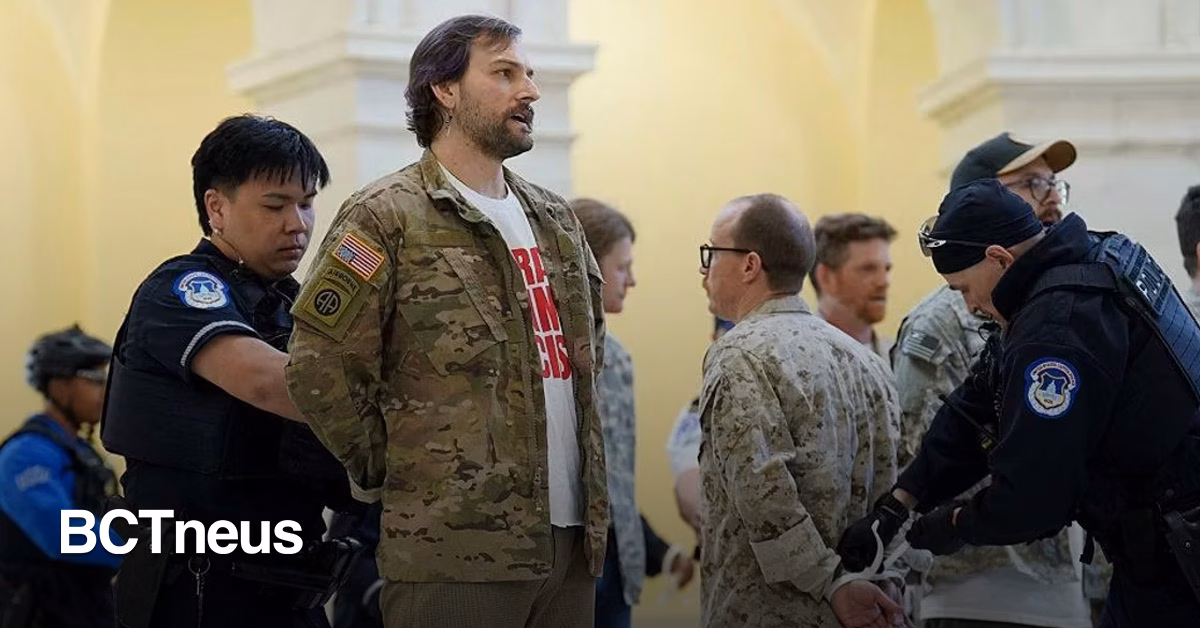 Articulo - Arrestan a veteranos en el Capitolio de EE.UU. tras protesta contra la guerra con Irán