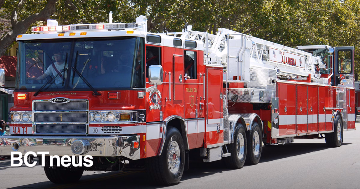 Articulo - Bomberos combaten fuego en ambos lados de la frontera