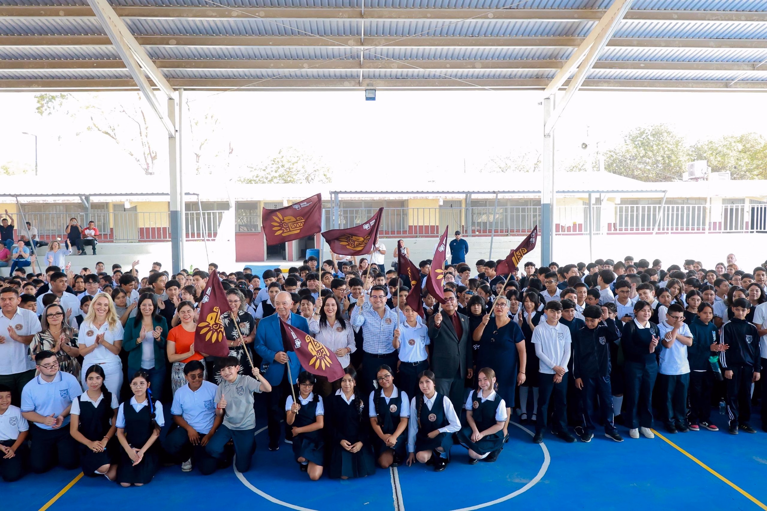 Articulo - Abdiel Gutiérrez da la bienvenida a más de 3 mil 800 estudiantes y entrega uniformes en Tijuana