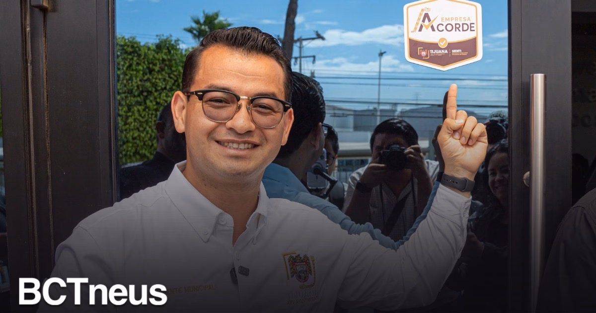 Articulo - Alcalde Abdiel le pone palomita a fábrica médica por cumplir las reglas y retener empleos en Tijuana