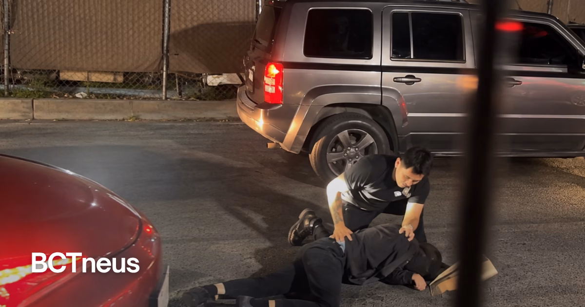 Articulo - Dos jóvenes protagonizan riña en carriles de la Garita de Otay