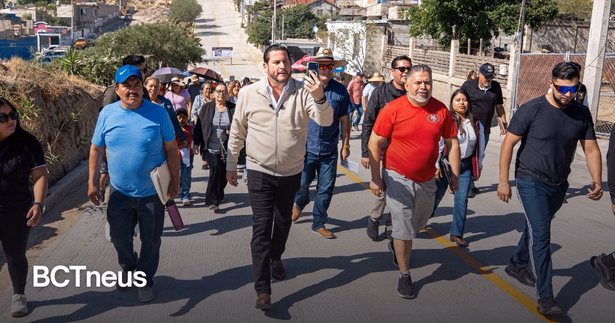 Articulo - Ismael Burgueño supervisa obra de pavimentación con concreto hidráulico en la colonia El Niño.