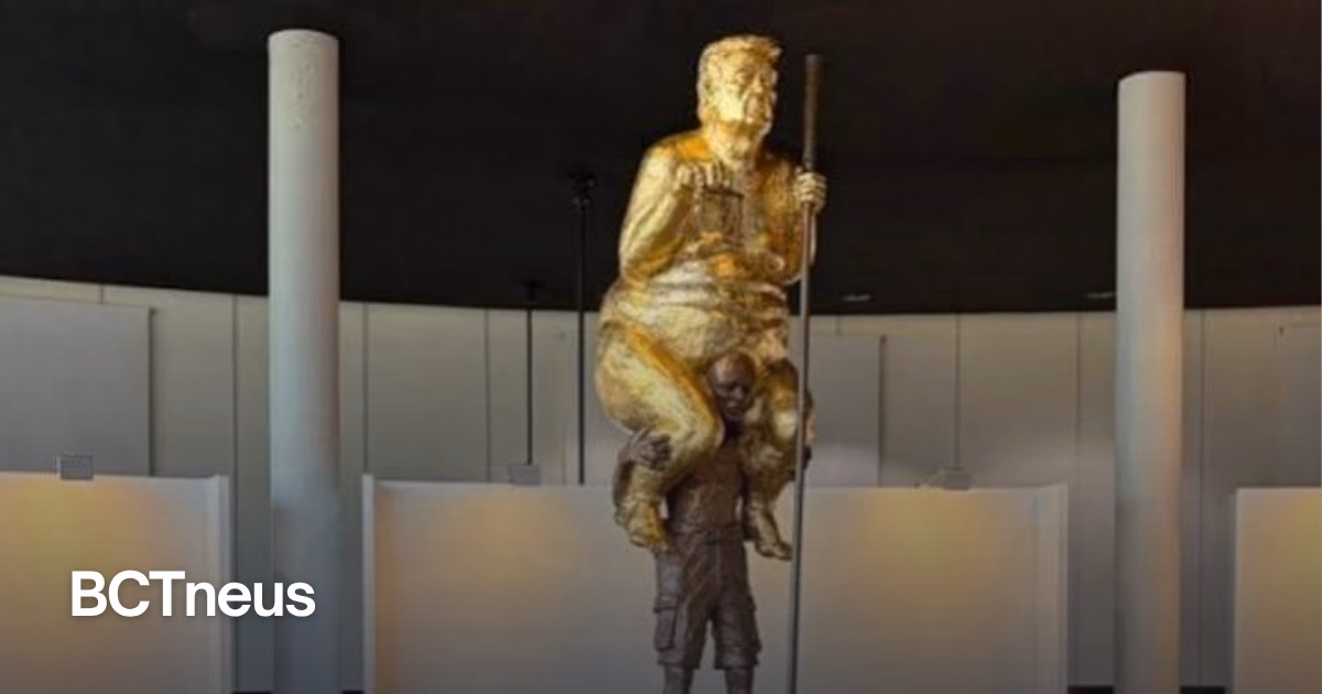 Articulo - Inauguran estatua dorada desnuda de Trump en el Parlamento Europeo titulada 'La Plaga Naranja'