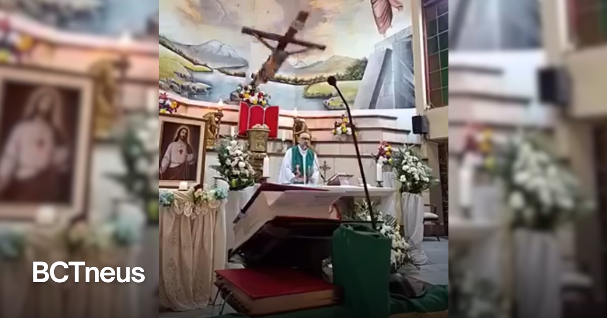Articulo - Tragedia en plena misa: muere sacerdote al caerle encima una enorme cruz en Ecuador