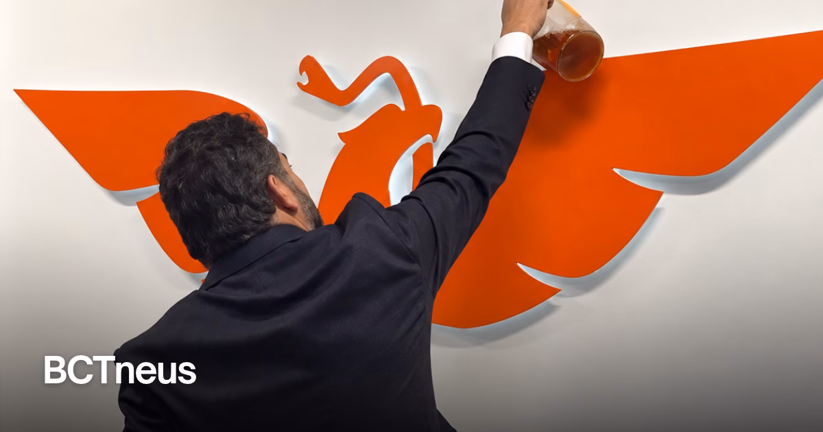 Articulo - Diputados del PRI tiran agua sucia en las oficinas de Movimiento Ciudadano durante una protesta por la escasez de agua