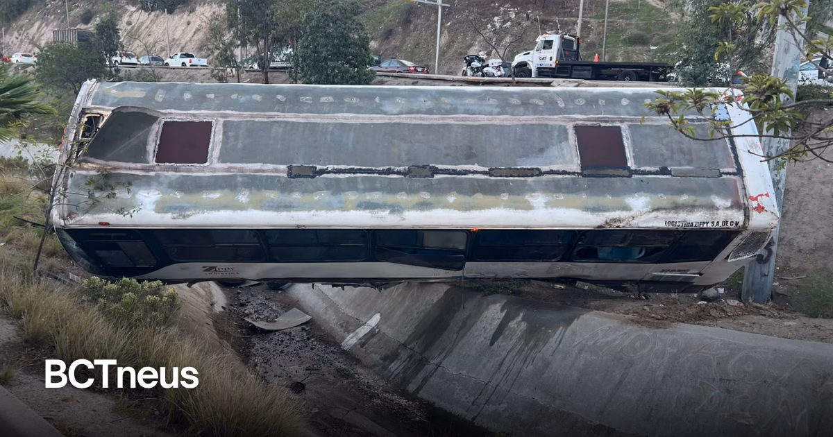 Articulo - Autobús de personal vuelca frente a canchas deportivas de Camino Verde