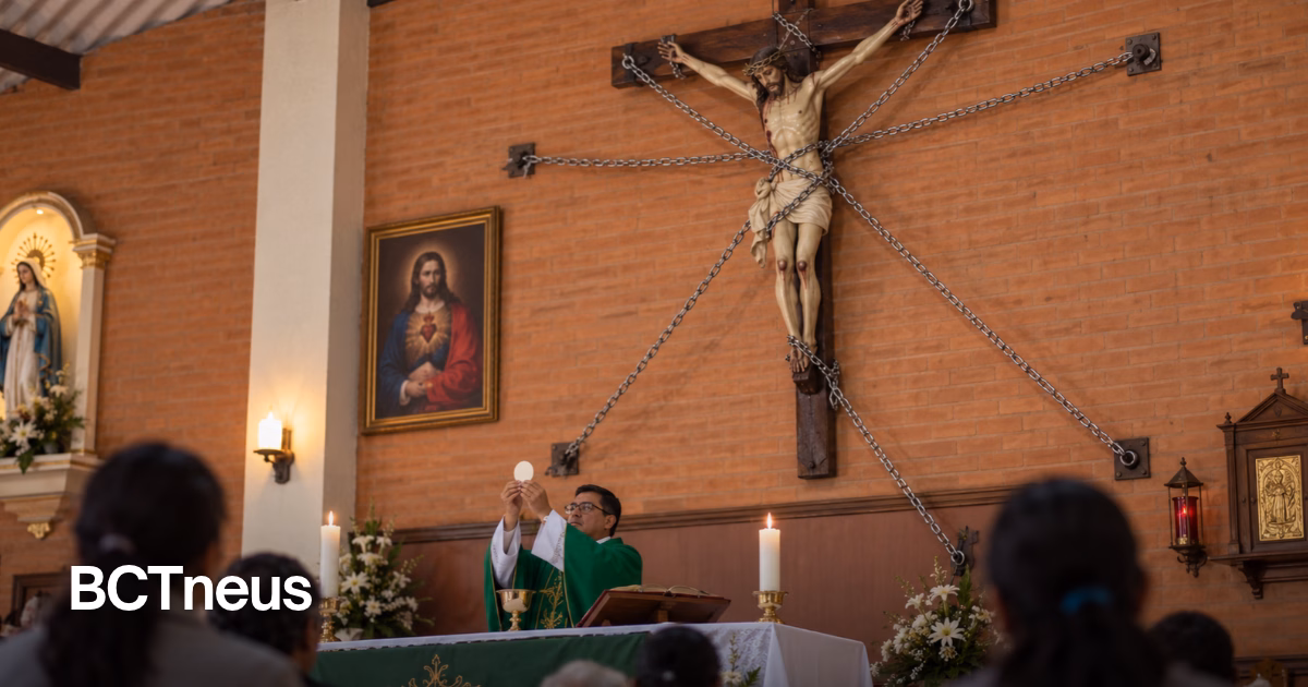 Articulo - Iglesias de Ecuador encadenan sus cruces tras la trágica muerte de un sacerdote