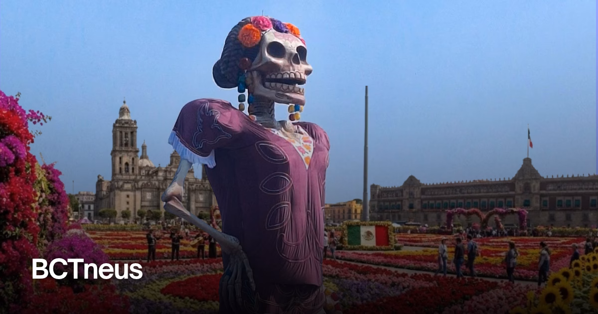 Articulo - 32 metros de tradición: ¨La Huesuda¨ gigante que roba miradas en el zócalo de CDMX
